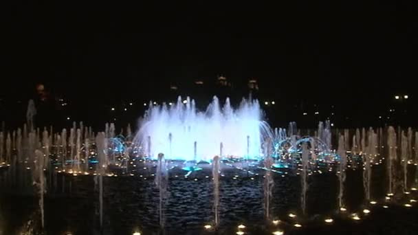 Zeitlupe helle bunte tanzende Fontänen in Moskau bei Nacht. — Stockvideo
