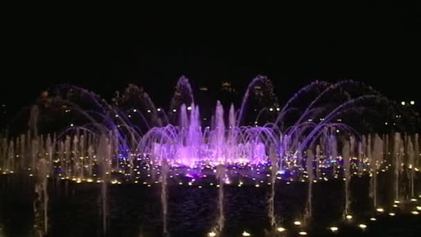 Slow motion fonteinen in Moskou 's nachts dansen. — Stockvideo