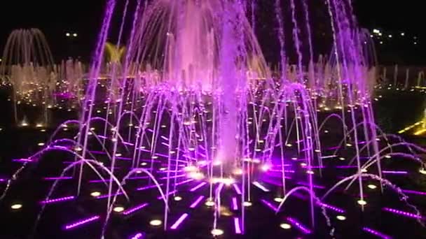 スローモーション明るいカラフルな踊る噴水モスクワの夜. — ストック動画