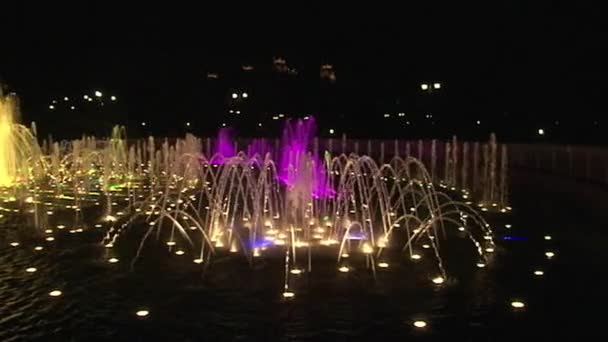 Fontaines de danse au ralenti à Moscou la nuit . — Video