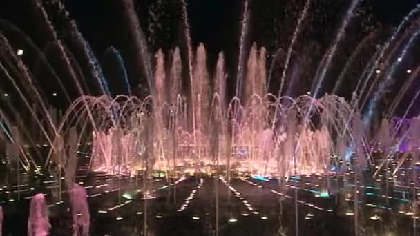 夜の舞い踊る噴水モスクワでスローモーション. — ストック動画