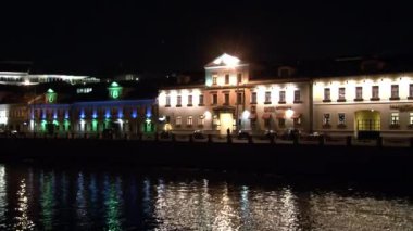 Gece Moskova'da sahildeki beyaz taş evler.