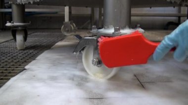 El olarak eldiven ile kırmızı köpük fırça yıkama çelik endüstriyel kıyma temizler.