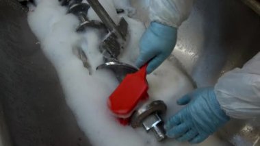 Kırmızı köpük fırça yıkama çelik endüstriyel kıyma temizler.