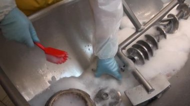 Kırmızı köpük fırça yıkama çelik endüstriyel kıyma temizler.