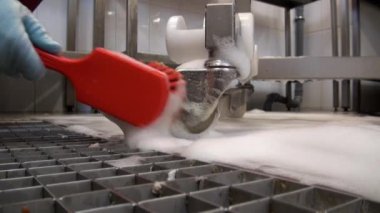 Çelik endüstriyel kıyma makinesi temizlenir ve kırmızı köpük fırça ile yıkanmış.