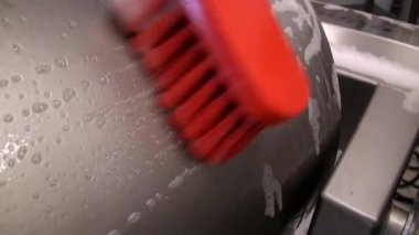 Çelik endüstriyel kıyma makinesi temizlenir ve kırmızı köpük fırça ile yıkanmış.