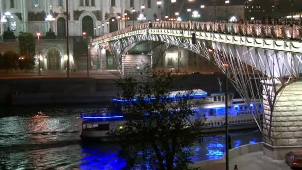Glowing Patriarchal bridge to Cathedral of Christ Savior in Moscow. — Stock Video