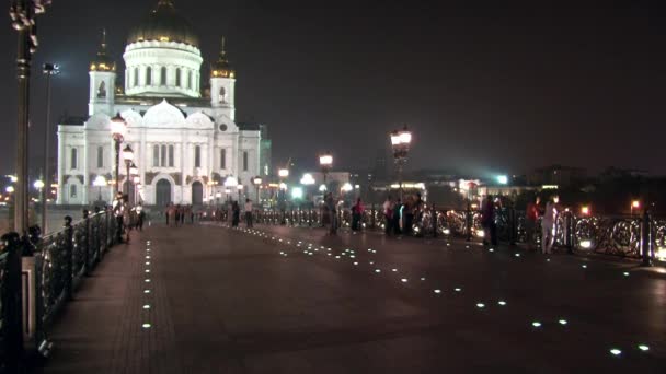 Lidé chodí podél Dvojramenný most do katedrály Krista Spasitele v Moskvě. — Stock video