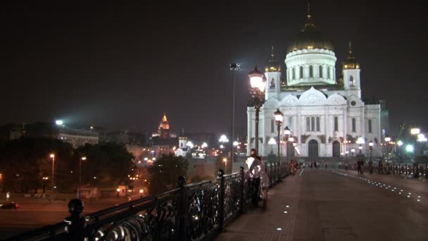 Love couple man and woman embrace near Cathedral of Christ Savior in Moscow. — Stock Video