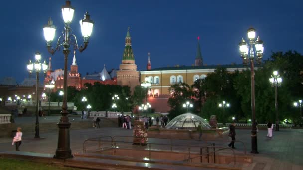 Люди ходят по Манежной площади в Москве ночью . — стоковое видео