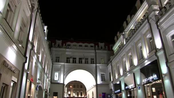 Menschen gehen nachts in der Nähe von Geschäften und Boutiquen in Moskau spazieren. — Stockvideo