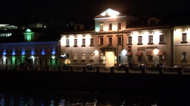 Witte stenen huisjes aan de waterkant in Moskou in de nacht. — Stockvideo