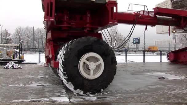 Mechanism of wheel of giant crane in motion in winter. — Stock Video