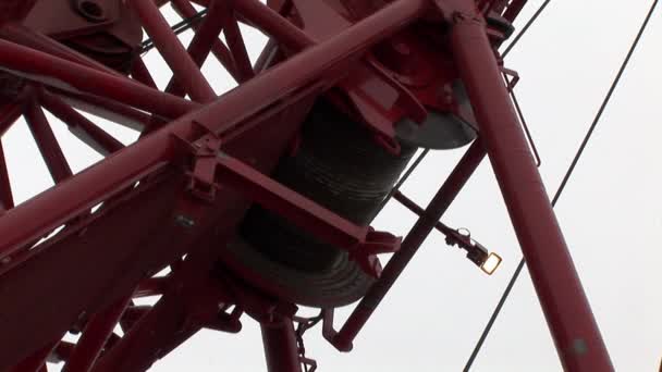 Gros plan du treuil de grue à câble métallique . — Video