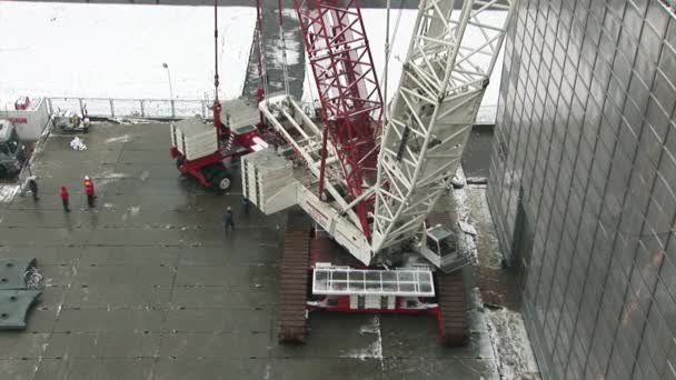 Guindaste gigante transporte especial em movimento no local de construção no inverno. — Vídeo de Stock