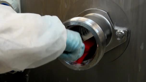 Рука в рукавичці з червоним пінистою щіткою очищає сталеву м'ясорубку . — стокове відео