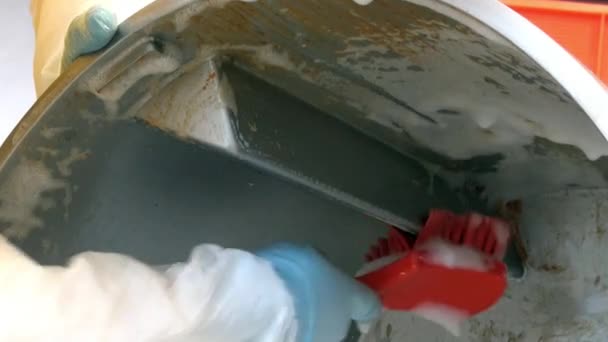 Triturador de carne industrial de aço é limpo e lavado com escova de espuma vermelha . — Vídeo de Stock
