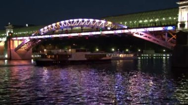 Pushkinsky Andreyevsky akşam nehirde köprüden.