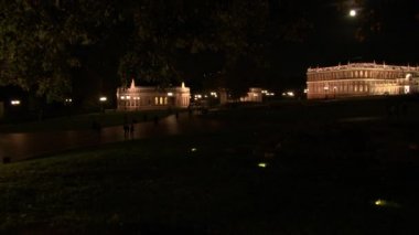 Geceleri kuleleri ve kale kırmızı tuğla Tsaritsyno yakınındaki insanlar yürümek.