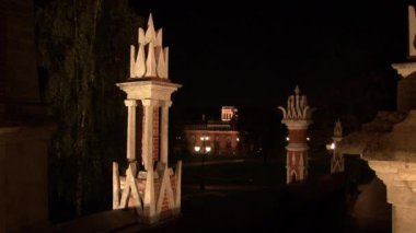 Kuleleri ve kale Tsaritsyno Müzesi Moskova'da kırmızı tuğla geceleri.