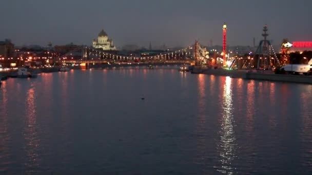 挂汽车克里米亚大桥莫斯科河在晚上俄罗斯. — 图库视频影像