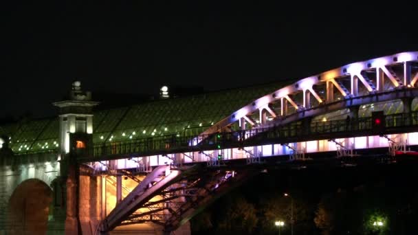 Pushkinsky gaan brug over de rivier in avond. — Stockvideo