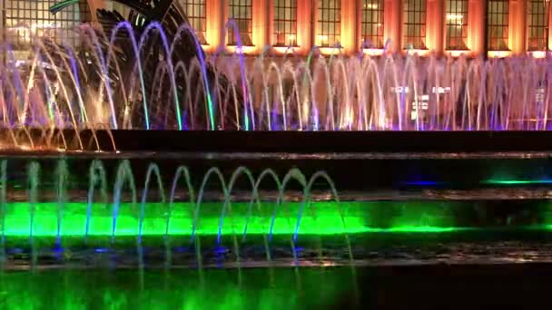 Lichtgevende fonteinen op het plein van Europa in de buurt van Kiev station in Moskou 's nachts — Stockvideo