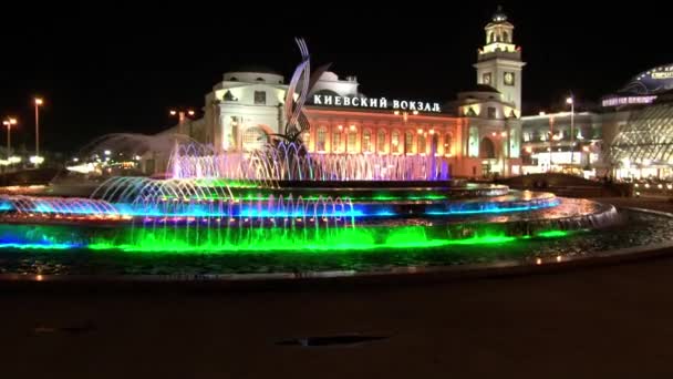 Fuentes luminosas en la plaza de Europa cerca de la estación de Kiev en Moscú por la noche — Vídeos de Stock