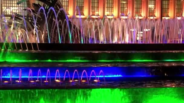 ヨーロッパの広場に噴水をモスクワでキエフ駅近く夜ダンス — ストック動画