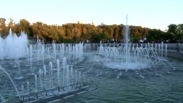 People in park near fountains in summer in Moscow. — Stock Video