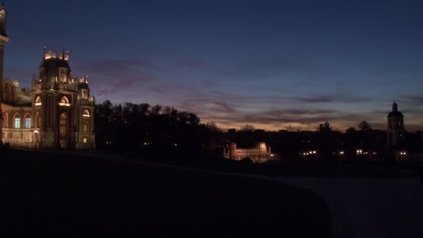 Башни и крепости из красного кирпича Царицынского музея в Москве ночью . — стоковое видео