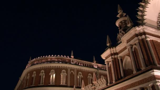 Towers and fortresses of red brick of Tsaritsyno Museum in Moscow at night. — Stock Video