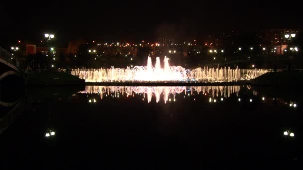 Dansende fonteinen in Moskou 's nachts. — Stockvideo