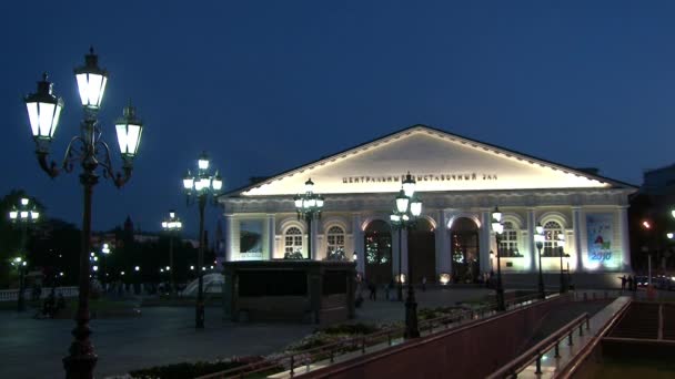 人々 は歩く中央展示ホール Manezhnaya モスクワ中心部の広場. — ストック動画