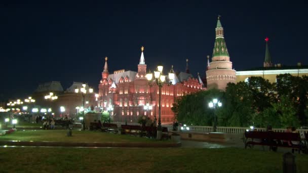 Історичний музей біля Кремля на Червоній площі в Москві в ніч. — стокове відео