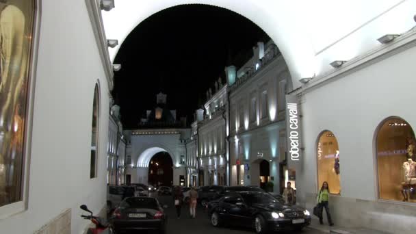 Mensen lopen in de buurt van winkels en boetieks in Moskou in de nacht. — Stockvideo