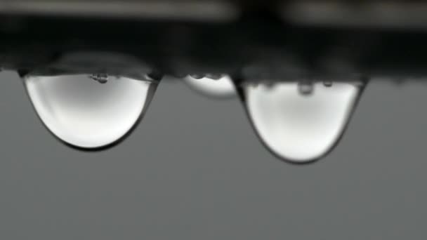 Gotas de chuva no corrimão do iate câmera lenta . — Vídeo de Stock