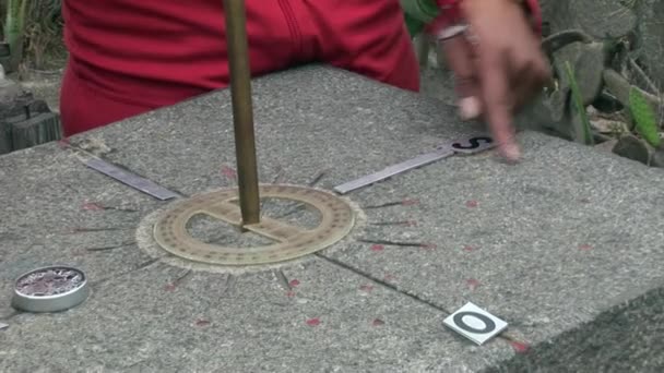 Äquatorlinie Stein Landmark mit Indikatoren für Kompass Nord-Süd-Ost. — Stockvideo