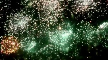 Göz kamaştırıcı gece siyah arka plan üzerinde renkli havai fişek.