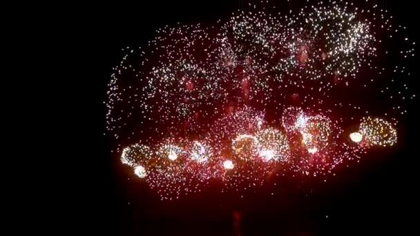 Brilhante vermelho verde amarelo explosões de fogos de artifício de exibição no fundo preto . — Vídeo de Stock