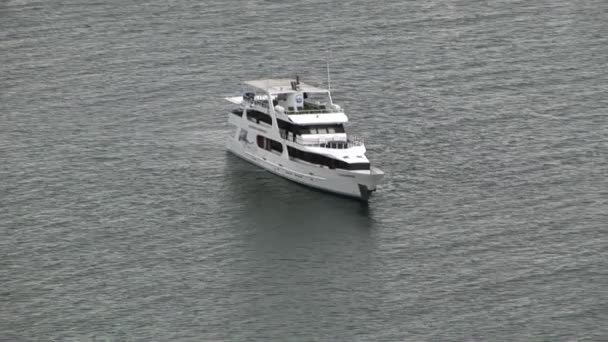 Bílá jachta na pozadí modré vodní plochy v Tichém oceánu. — Stock video