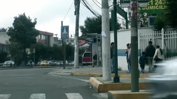 La gente en la ciudad y el bullicio . — Vídeo de stock