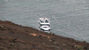 Pasifik Okyanusu kıyısına yakın su yüzeyi arka yatlar.