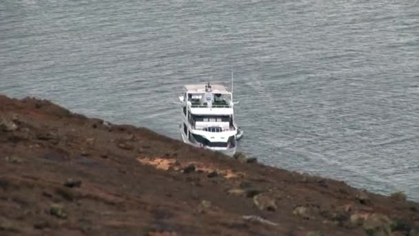 Jachty na pozadí vodní plochy poblíž pobřeží v Tichém oceánu. — Stock video