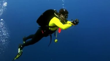 Scuba diver derin sualtı Yüzme.