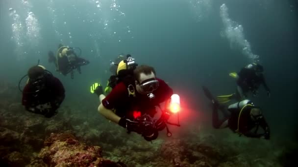 Scuba diver diep onderwater zwemmen. — Stockvideo