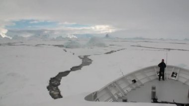 İnsanlar üzerinde araştırma keşif gemisi buz buzdağı Antarktika okyanusun içinde.