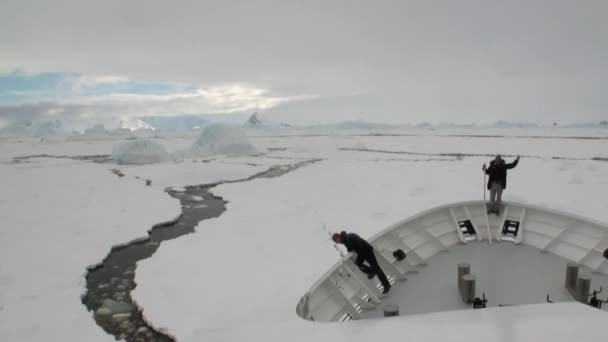 Personnes à bord d'un navire d'expédition de recherche dans les icebergs glaciaires de l'océan Antarctique . — Video