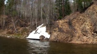 Rusya 'nın Sibirya Dağı' ndaki Rocky Nehri kıyısında..